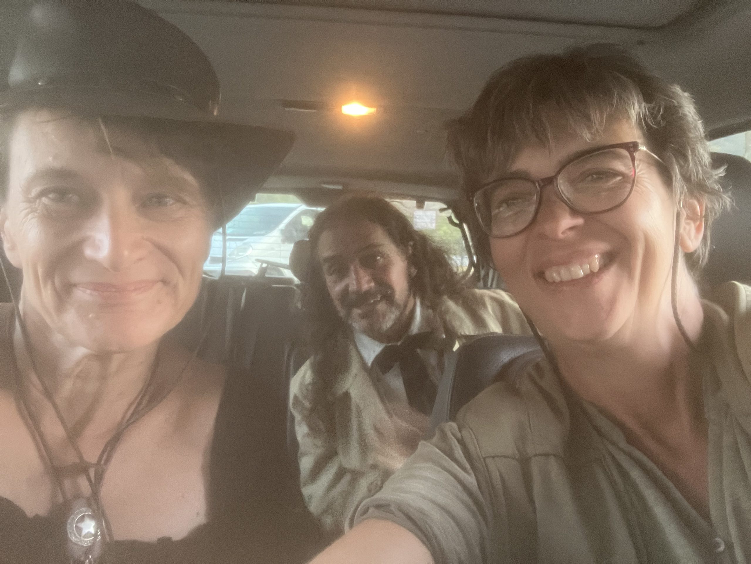 CON ELISA Y SU MARIDO FANS WESTERN scaled 1