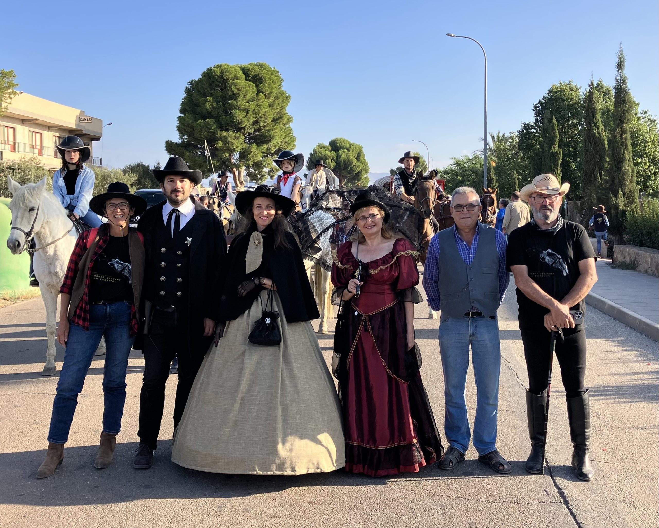 Cabalgata AWFF 2023. Equipo Malcaminos y familia scaled 1