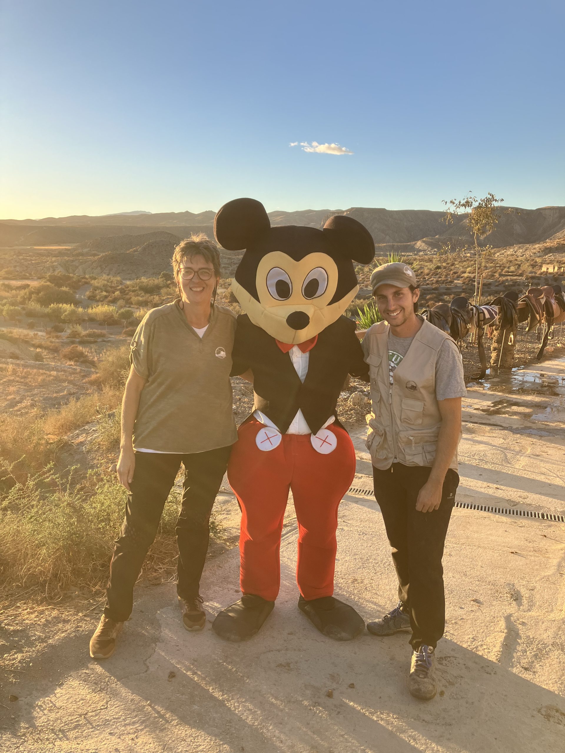 Con Mickey cumple Paula 2022 scaled 1